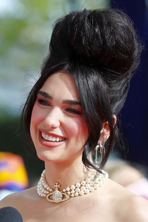 Dua Lipa Wearing Her Vivienne Westwood Three Row Pearl Bas Relief Choker at the BRITs Three Pearl Necklace, The Brits, Vivienne Westwood Jewellery, English Fashion, Nelly Furtado, Celebrity Jewelry, The Vivienne, Bas Relief, Dua Lipa