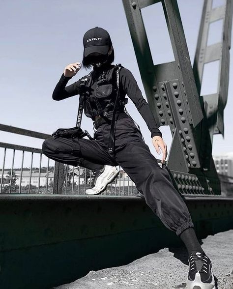 Tech Wear Photoshoot, Tech Style Fashion, Techwear Girl Aesthetic, Techwear Aesthetic Outfit, Warcore Outfits Girl, Techwear Poses, Techware Aesthetic, Masked Outfits, Black Tomboy Outfits