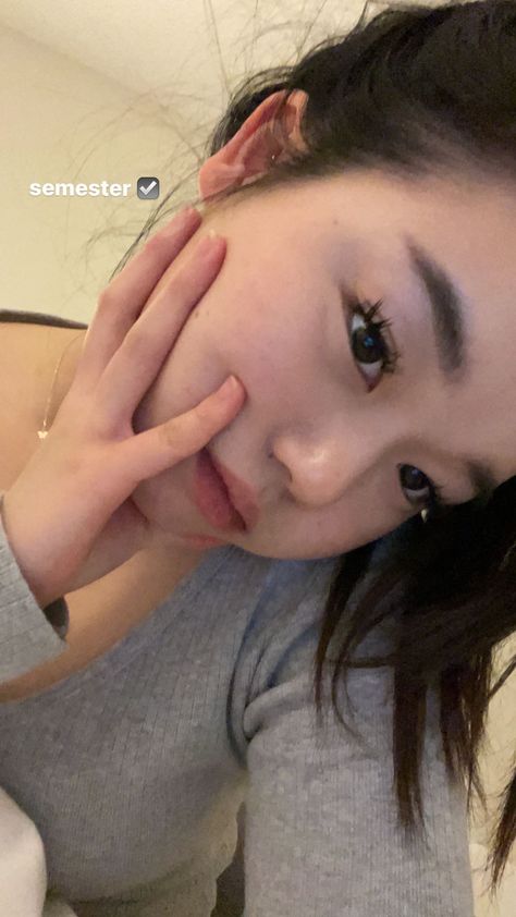 Daisy Pfp, Daiz Choi, Daisy Choi, Random Aesthetic, Bare Face, Gray Aesthetic, 2024 Vision, Straight Hair, Makeup Inspo