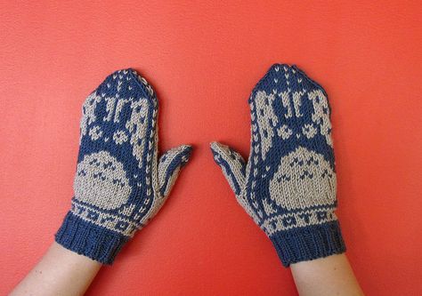 Totoro ＝(☉.☉)＝☂﻿  Mittens knitted by Andreakw // Free pattern @ http://www.ravelry.com/patterns/library/norwegian-totoro-mittens Handmade Mittens, Norwegian Knitting, Knitted Mittens Pattern, Norwegian Style, Knitting Blogs, Mittens Pattern, Knitted Wit, Wrist Warmers, Knit Mittens