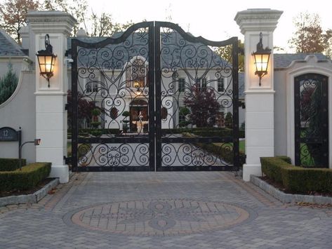 Front Door Entrance Ideas, Tor Design, Dream House Mansions, Colonial Mansion, Modern Gate, Front Gate Design, Main Gate Design, Front Door Entrance, French Colonial