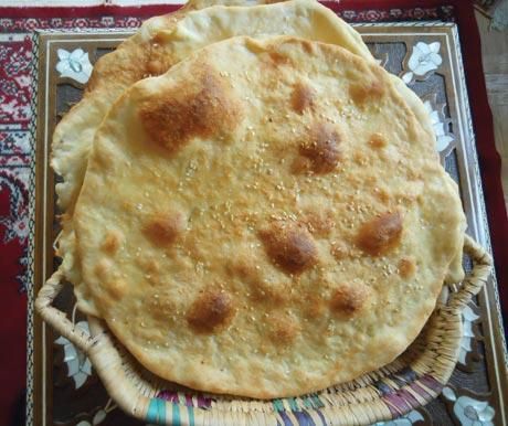 Lavash Recipes, Middle Eastern Bread, Yemeni Food, Arabic Bread, Middle East Food, Persian Cuisine, Middle Eastern Dishes, Arab World, Flat Bread