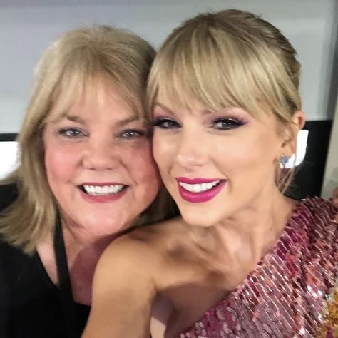 Taylor Swift Family, Mama Swift, Miss Americana, Estilo Taylor Swift, Taylor Swift Funny, Swift 3, Taylor Swift Pictures, Taylor Alison Swift, Music Industry