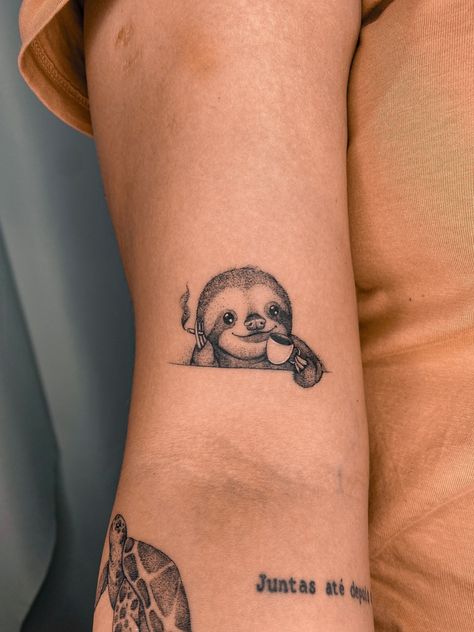 Tattoo Frog Cute, Tattoo Minimalista Feminina, Funny Animal Tattoos, Sloth Tattoo, Feminine Tattoo Sleeves, Blue Rose Tattoos, Light Tattoo, Mommy Tattoos, Funny Tattoos