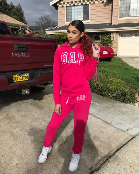 They come and go around, u don’t need em babygirl😘 Pretty Spring Outfits, Spring Outfits For Teen Girls, Kids Online Shopping, Going To School, Lazy Outfits, Teenager Outfits, Cute Swag Outfits, Swag Outfits