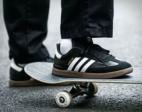 Adidas Skateboarding have presented a skate-ready interpretation of the classic Adidas Samba soccer shoe originally introduced in the 1950s. The new Adidas Samba ADV features the same look of the original Samba loved across the world for decades (kee Soccer Silhouette, Men Casual Sneakers, Adidas Soccer Shoes, Daily 3, Classic Adidas, Adidas Skateboarding, Adidas Classic, Sneakers Looks, Snowboard Boots