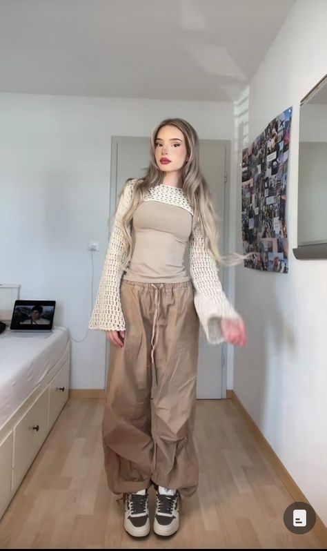 #streetwear#outfit#parachutepants#beige#school Beige Parachute Pants Outfit, Beige Parachute Pants, Modest Stylish Outfits, Modest Streetwear, Parachute Pants Outfit, Outfit Modest, Summer Pants Outfits, Outfits Modest, Modest Summer Outfits