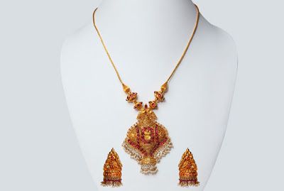 Fashion Jewelry Necklaces Gold, Indian Designers, Temple Jewelry Necklace, Gold Temple Jewellery, Black Beads Mangalsutra Design, Antique Jewellery Designs, Gold Jewelry Simple Necklace, Beautiful Gold Necklaces, Gold Necklace Indian Bridal Jewelry