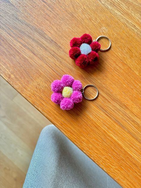 A beautiful mini pom pom pendant in the shape of a flower that can decorate your keys or bag. Handmade and made of wool, pendants may vary. A pom pom is a handmade woolen product that is a soft and fluffy ball for various decorative purposes. Each ball is meticulously crafted using wool winding and shaping techniques, creating a unique texture and appearance. Wool Flowers, Mini Pom, Pom Keychain, Mini Flowers, Pom Pom Keychain, Soft Cute, Bag Handmade, A Flower, Keychains