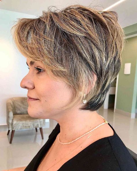 17 Cutest Short, Feathered Hair Ideas for an Amazing Layering Effect Long Pixie Bob, Pixie Bob Hairstyles, Dunner Wordend Haar, Longer Pixie Haircut, Long Pixie Hairstyles, Bob Cuts, Pixie Bob Haircut, Blond Balayage, Instagram Hairstyles