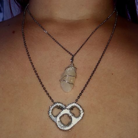 the crystal was wire wrapped by me then made into a necklace, and the heartshaped necklace was made using two soda tabs and wiring them together. Soda Tab Jewelry, Can Tab Necklace, Pop Tab Necklace, Soda Tab Necklace, Tab Necklace, Soda Tab Crafts, Tab Crafts, Soda Can Tabs, Pop Tab Crafts