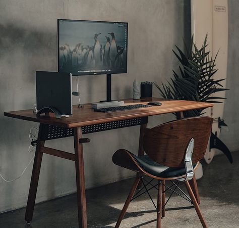 Small Workspace, Black Interior Design, Desk Ideas, Walnut Desks, Workspace Inspiration, Black Desk, Home Office Setup, Office Setup, Desk Setup