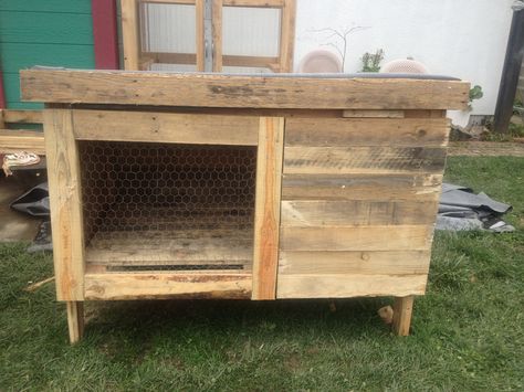 Pallet Rabbit Hutch, Rabbit Hutch Ideas, Rabbits For Meat, Rabbit Hutch Plans, Hutch Plans, Raising Rabbits For Meat, Diy Rabbit Hutch, Outdoor Rabbit Hutch, Pallet Furniture Plans