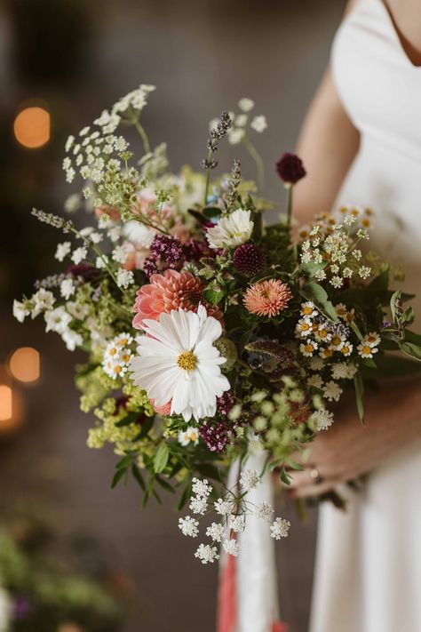 Wild Wedding Flowers Bouquet, Bouquet Wedding Wildflower, Mixed Dried And Fresh Flowers Wedding, Bride Bouquets Wild Flowers, Wedding Flowers Meadow, Natural Wedding Style, Boho Wedding Bouquet Wildflowers Rustic, Wild Flower Decorations Wedding, Spring Wild Flowers Wedding