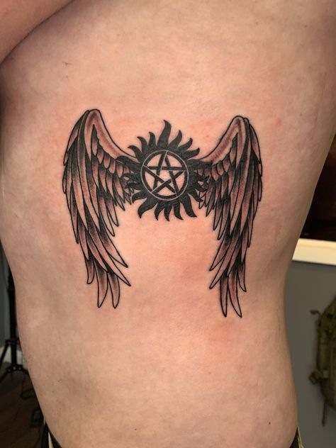 Supernatural Wings Tattoo, Supernatural Inspired Tattoos, Family Of 4 Tattoo Ideas, Supernatural Tattoo Ideas, Spn Tattoo, Outlander Tattoos, Supernatural Tattoos, Tattoos Wings, Spiderman Black