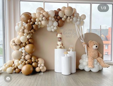 Teddy Bear Centerpieces, Bear Baby Shower Cake, Baby Shower Themes Neutral, Baby Shower Decorations Neutral, Classy Baby Shower, Bear Baby Shower Theme, Idee Babyshower, Teddy Bear Party, Teddy Bear Theme