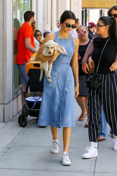 Kendall Jenner Street Style Summer, Denim Dress Outfit, Look Kylie Jenner, Estilo Kardashian, Denim Dress Summer, Kendall Jenner Street Style, Kim K Style, Style Evolution, Womens Denim Dress