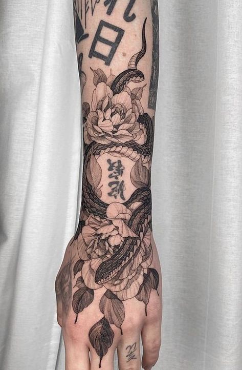 Men’s Biceps Tattoo, Japanese Hand Tattoos For Guys, Tattoo Ideas For Men Japanese, Japanese Hand Tattoos, Mens Tattoos, Oni Tattoo, Linework Tattoo, Snake Tattoos, Tattoo Inspiration Men