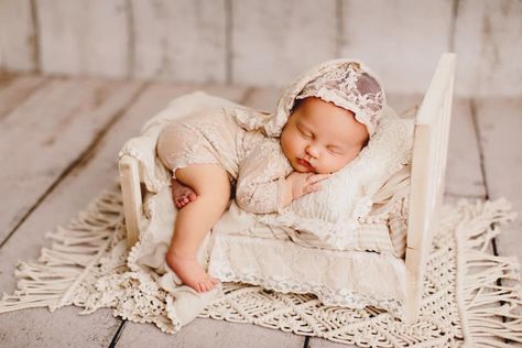 Newborn Bed Pictures, Boho Newborn, Newborn Bed Poses, Boho Newborn Photos, Newborn Photography Bed, Boho Newborn Photography, Newborn Girl Photoshooting, Newborn Girl Photoshooting Ideas, Neutral Boho Newborn Photos