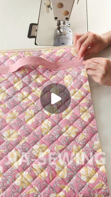 Pre Quilted Fabric Projects, Diy Pouch Sewing, Sew Project Bag, Toilet Bag Diy, Quilting Cotton Projects, Make Up Bag Sewing Tutorial, Shoulder Bag Patterns To Sew, Quilted Pouch Tutorial, Quilted Bag Patterns Free