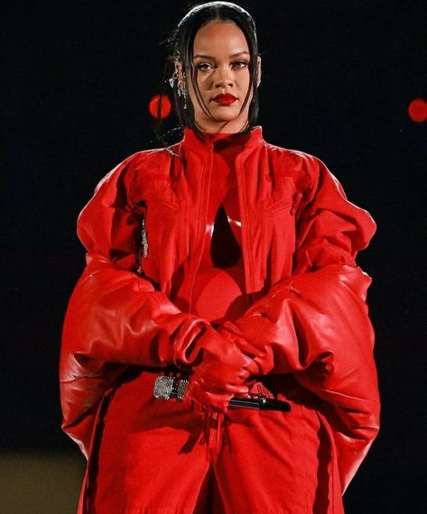 Rihanna Superbowl 2023, Rihanna Superbowl, Fenty Clothing, Super Bowl Outfit, Looks Rihanna, Lady Danger, Rihanna Photos, Rihanna Riri, Rihanna Style