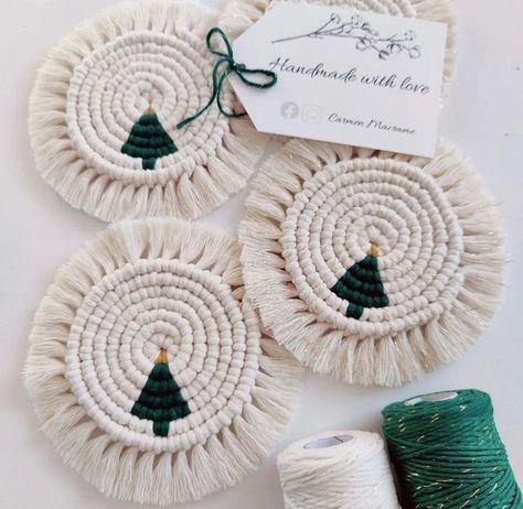 Macrame Ideas Christmas, Holiday Macrame Ideas, Macrame Christmas Table Decor, Macrame Stocking Diy, Macrame Christmas Coasters, Macrame Christmas Gift Ideas, Christmas Macrame Decorations, Winter Macrame Ideas, Christmas Boho Decor Ideas