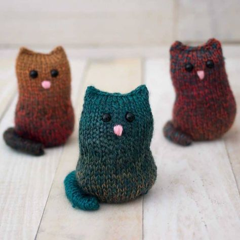 Easy Flat Knit Plush Cat Knitting Pattern - Cat Knitting Pattern, Knit Plush, Owl Knitting Pattern, Cat Knitting, Bunny Knitting Pattern, Small Knitting Projects, Bookmark Crochet, Knitted Toys Free Patterns, Animal Knitting Patterns