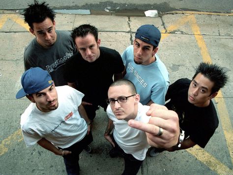 Linkin Park old. Chester giving us a finger not the middle one but a finger Linkin Park 2000, John Wetton, Game Expo, Joe Hahn, Rob Bourdon, Linking Park, Charles Bennington, Linkin Park Chester, Mark Ronson