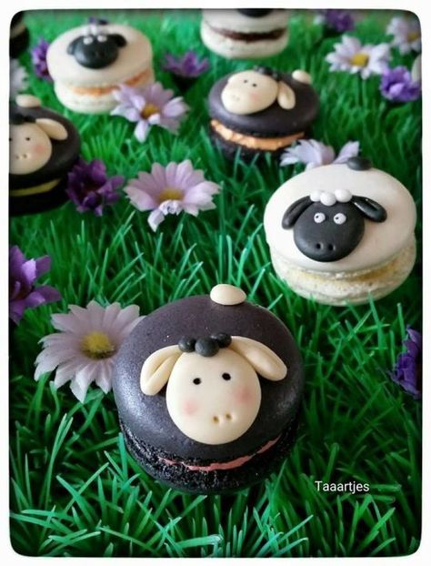 Sheep macarons Eid Moubarak, Eid Cake, Macarons Macaroons, Macaron Cake, Macaron Cookies, French Macaroons, Macaron Recipe, Cute Cookies, Cute Desserts