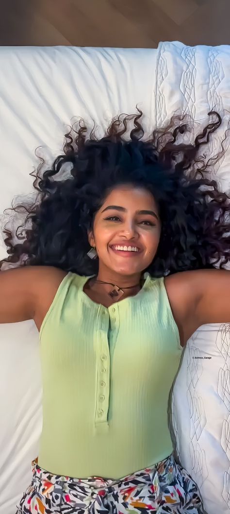 Anupama Parameswaran Cute Face, Anupama Parameswaran, Girl Crush Fashion, Seductive Clothes, Indian Actress Hot Pics, Beautiful Smile Women, Desi Beauty, Bed