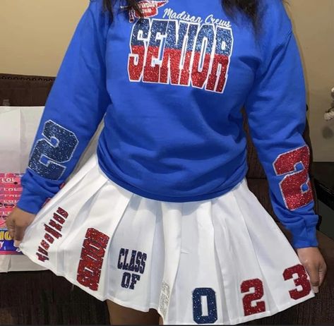 Graduation Outfit Skirt Ideas, Class Of 2023 Skirt, Graduation Outfit Ideas Elementary, High School Senior Picture Outfits, Custom Senior Outfits, Senior Heads, Senior Skirt, Senior Clothes, High School Graduation Outfit