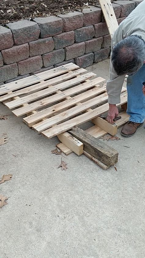 How To Disassemble Pallets, Wood Pallets Ideas, Dismantling Pallets, Pallets Projects, Pallet Boards, Take Apart, Pallet Ideas, Diy Tips, Wood Work