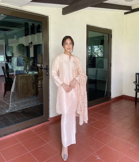 Raya Outfit Ideas, Raya Outfit, Eid Outfit Ideas, Sketches Design, Kebaya Dress, Eid Outfit, Female Fashion, Outfit Ideas, Dress Outfits