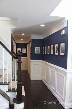 Navy upper with white paneling below. Interesting how they ended the crown moulding at the edge of wall....I need to use that idea. Wainscoting Styles, White Wainscoting, Hal Decor, Hallway Designs, 아파트 인테리어, Hus Inspiration, घर की सजावट, White Paneling, Hallway Decorating