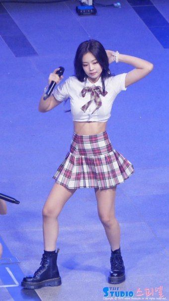 blackpink jennie Jennie Kim Concert, Jennie Body, Jennie Stage, Hanyang University, Grunge Skirt, Attractive Clothing, Korean Picture, Instagram Outfits, Top Pants Set