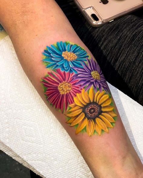 Bright Flower Tattoos, Bright Colorful Tattoos, Tropisches Tattoo, Aster Flower Tattoo, Aster Flower Tattoos, Tattoos Colorful, Pop Art Clothing, Colorful Flower Tattoo, Daisy Flower Tattoos