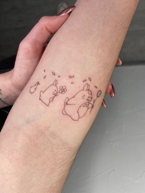 Fine Line Totoro Tattoo, My Neighbour Toroto Tattoos, Whisper Of The Heart Tattoo, Totoro Tattoos, My Neighbor Totoro Tattoo, Totoro Cookies, Small Totoro, Totoro Tattoo, Tatuaje Studio Ghibli