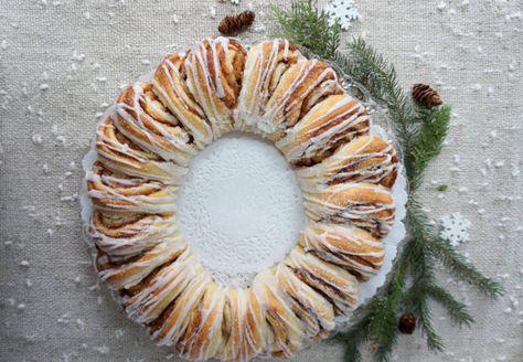 Delight your guests with a holiday cinnamon bun wreath Cinnamon Bun Recipe, Holiday Brunch, Cinnamon Bun, Christmas Brunch, Cinnamon Flavor, Bun Recipe, Cinnamon Buns, Easy Baking Recipes, Dry Yeast