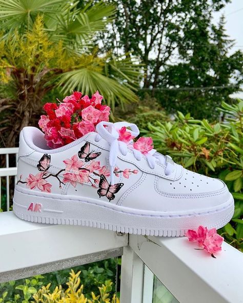 Women Shoes Jogger Women Outfits Ideas Girls Shoes Teenage, Sneakers Air Force, Nike Shoes Women Fashion, Painted Shoes Diy, Butterfly Shoes, Custom Shoes Diy, Painted Sneakers, Nike Shoes Girls, Nike Fashion Shoes