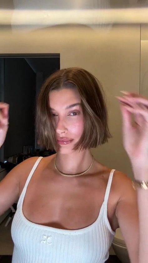 Bob Haircut Hailey Bieber, Hailey Bieber Short Hair 2023, Hailey Short Hair, Short Bob Aesthetic, Hailey Baldwin Short Hair, Hailey Bieber Hair Short, Hailey Bieber Short Hair, Hailey Bieber Bob, Hailey Baldwin Hair