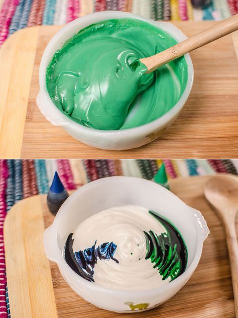 Trick to making dark green icing - add blue! #desserts #holidays Dark Green Food Coloring, Dark Green Icing How To Make, How To Make Dark Green Frosting, Dark Green Buttercream, Dark Green Frosting, Mixing Food Coloring, Seahawks Food, Looney Spoons, Bakesale Ideas