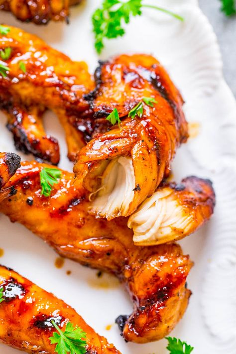 Honey Barbecue Grilled Chicken - Tender, juicy, full of FLAVOR, and a great recipe to jazz up barbecue chicken!! EASY, healthy, ready in 10 minutes, zero cleanup, perfect for backyard barbecues or easy weeknight dinners!! Bbq Chicken Recipe, Sommer Mad, Grilled Chicken Tenders, Honey Bbq Chicken, Honey Barbecue, Cooked Chicken Recipes, Grilled Bbq Chicken, Chicken Tender, Bbq Chicken Recipes