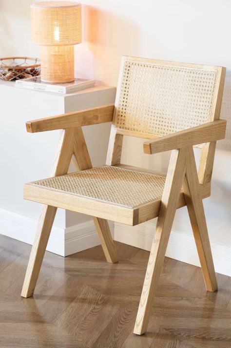 Cómo elegir sillas de comedor: consejos prácticos y 30 modelos para elegir Dining Chairs Uk, Nordic Chair, Wooden Dining Room Chairs, Japandi Living, Japanese Home Decor, Wooden Armchair, Rattan Armchair, Chaise Design, Velvet Dining Chairs