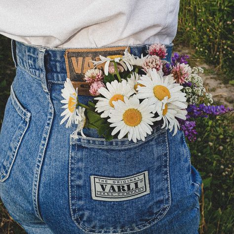 Flowers In Back Pocket Aesthetic, Flower In Back Pocket Photoshoot, Flowers In Pocket Aesthetic, Jeans And Flowers Photography, Flowers In Jeans Photoshoot, Flowers In Back Pocket, Flowers In Jeans Photography, Vintage Jeans Aesthetic, Jeans Photoshoot Ideas