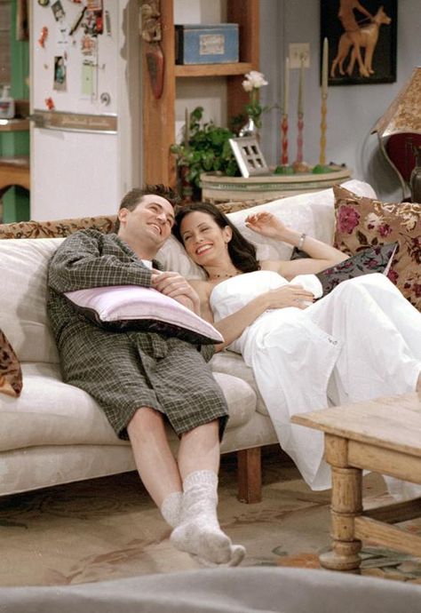 Chandler and Monica. Monica And Chandler, Friends Poster, Friends Cast, Ross Geller, Friends Tv Series, Friends Moments, Monica Geller, Friends Series, Phoebe Buffay