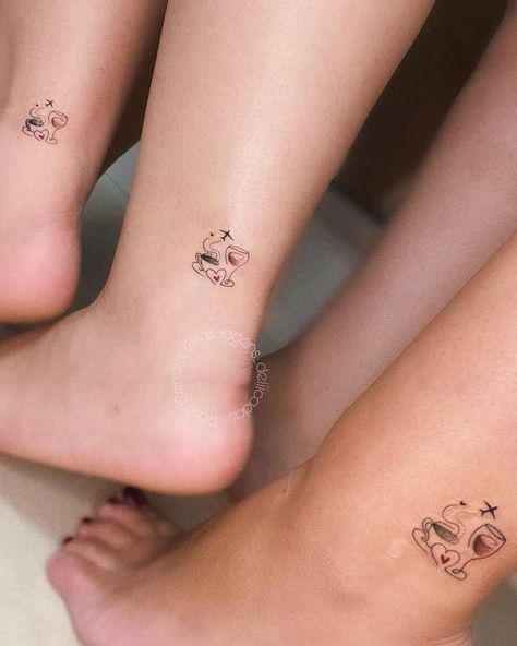 Cute friendship ankle tattoos by @tatuagens_deliicadas 3 Friend Tattoos, Wine Glass Tattoo, Wine Tattoo, Tattoo Cafe, Cute Ankle Tattoos, Our Mindful Life, Tattoos Infinity, Ankle Tattoos For Women, Ankle Tattoos