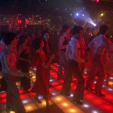 saturday night fever (1977) directed by john badham Night Fever Aesthetic, Saturday Night Fever Movie, Tony Manero, Saturday Night Fever, Night Fever, 80s Party, Lights Camera Action, Cool Photos, Film