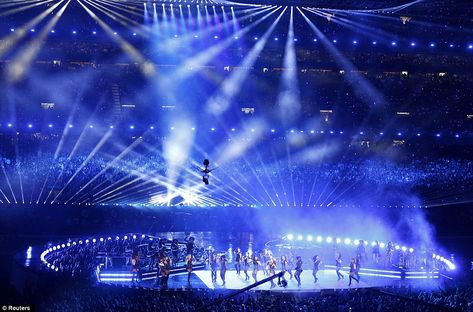 Superbowl halftime show. Look at all those lights, incredible. Beyonce Show, Halftime Show, Destiny's Child, Baltimore Ravens, Lighting Inspiration, Stage Design, San Francisco 49ers, Architecture Project, Ravens