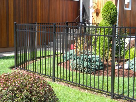 Dog Yard Fence, Diy Fence Ideas Cheap, Backyard Fence Ideas, Indoor Dog Fence, Yard Fencing, Cheap Privacy Fence, Pool Fences, Dog Backyard, Ideas For Dogs