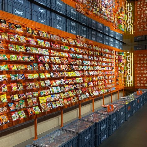 #ramen #noodles #aesthetic #orange #food #organization #organizing Ramen Noodles Aesthetic, Ramen Store, Noodles Aesthetic, Diy Ramen, Food Organization, Supermarket Design Interior, Fruit Store, Korean Ramen, Noodles Ideas